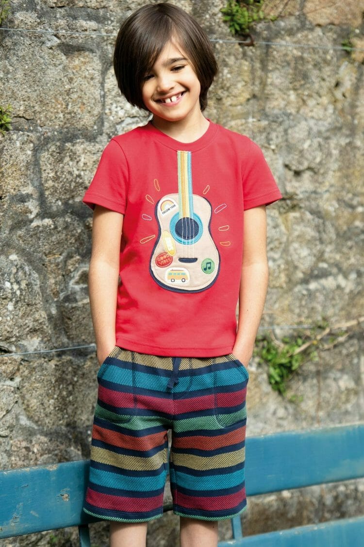 Sarkans zēnu T-krekls ar ģitāru