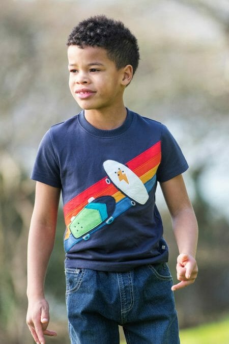 Zēnu indigo krāsas T-krekls ar aplikāciju - Frugi