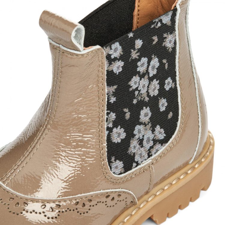 Chelsea boot with flower perforation - Wheat