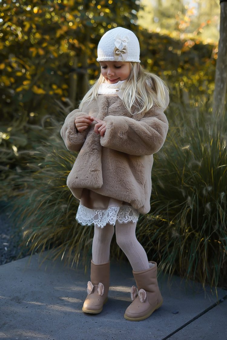 Beige girls` hat with ribbons - Cóndor